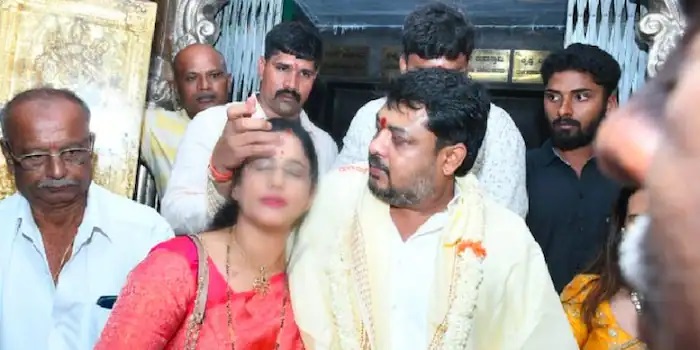 చాముండేశ్వరి గర్భగుడిలో టూరిజం శాఖ జాయింట్ డైరెక్టర్ నుదుటిపై కుంకుమ పెట్టిన ఎంపీ!