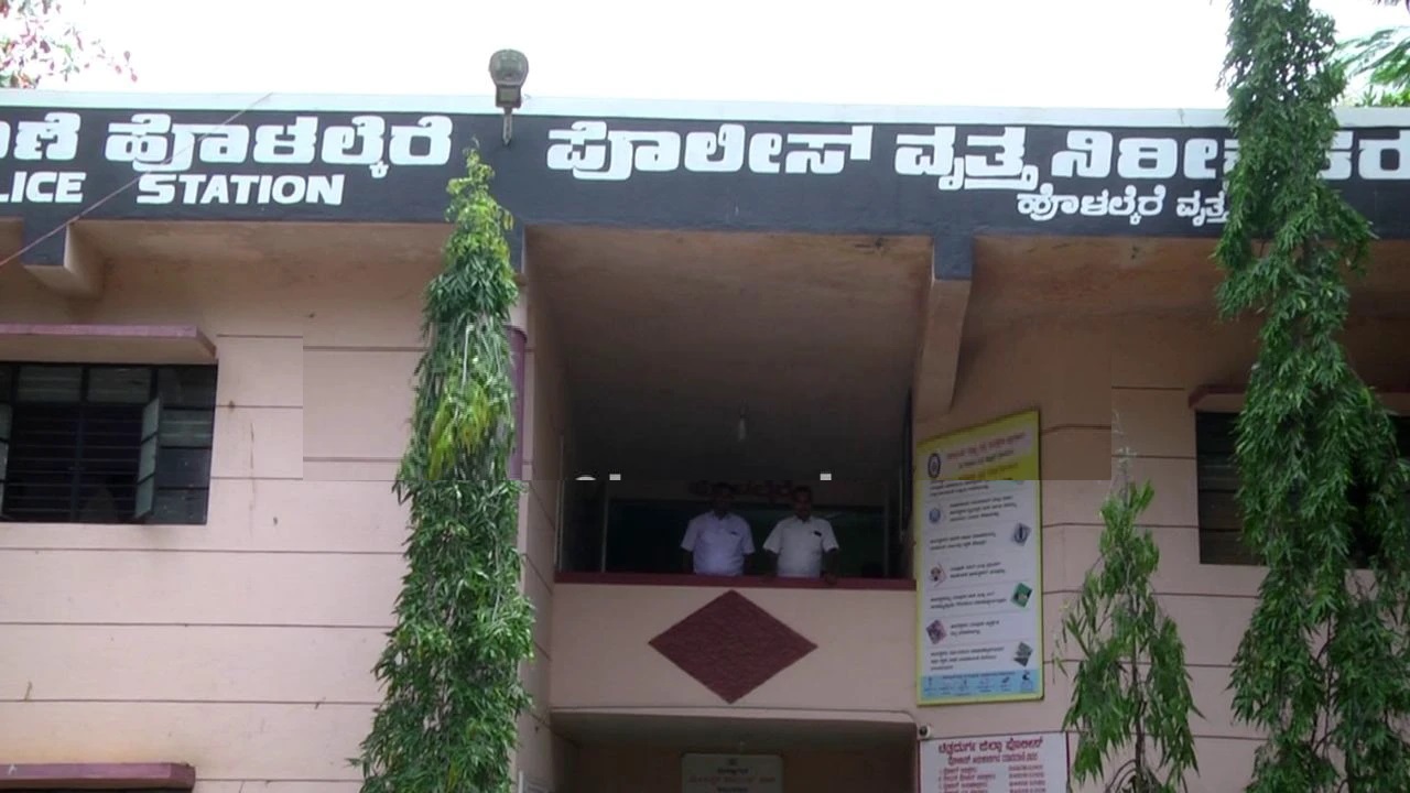 యువకుడితో పారిపోయిన కూతురు, పోలీసుల నిర్లక్ష్యంతో విసిగిపోయిన తండ్రి పోలీస్ స్టేషన్ ముందు ఆత్మహత్య