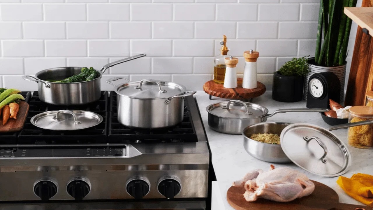 మీరు స్టీల్ పాత్రలు వాడుతున్నారా? ఈ 5 ఆహార పదార్థాలను నివారించండి!