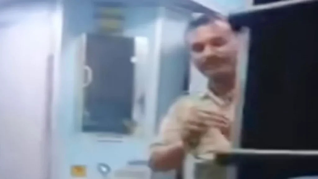 రక్షించాల్సిన వాళ్లే ఇలా చేస్తారా..? రైలులో అర్ధరాత్రి నిద్రపోతున్న మహిళ శరీరాన్ని అసభ్యంగా తాకిన జీఆర్పీ కానిస్టేబుల్. వైరల్ అవుతున్న సంచలనాత్మక వీడియో.!!!!