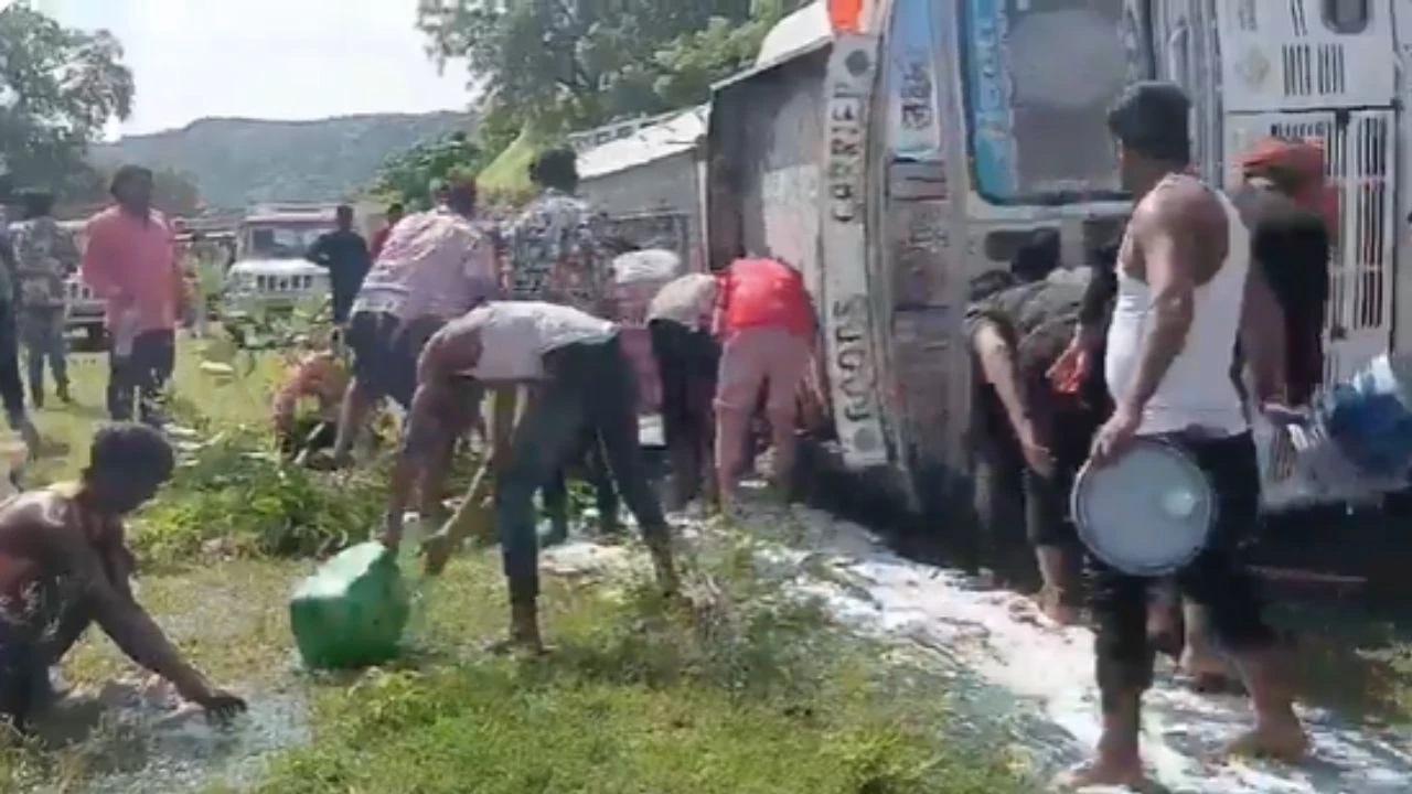 ఆపదలో అవకాశం! 20,000 లీటర్ల డీజిల్తో వెళ్తున్న ట్రక్కు బోల్తా, మట్టిలోంచి వడపోసి మరీ నూనెను ఎలా ఎత్తుకెళ్లారో వీడియోలో చూడండి