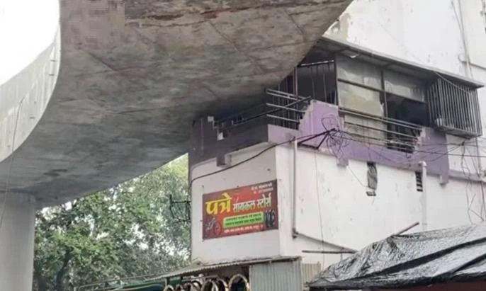 ఇంటి బాల్కనీ గుండా వెళ్లే ఫ్లైఓవర్ చూశారా? నాసిక్‌లో ₹998 కోట్ల ఇండోరా-డిఘోరి రహదారి వింత నిర్మాణం చర్చల్లోకి వచ్చింది