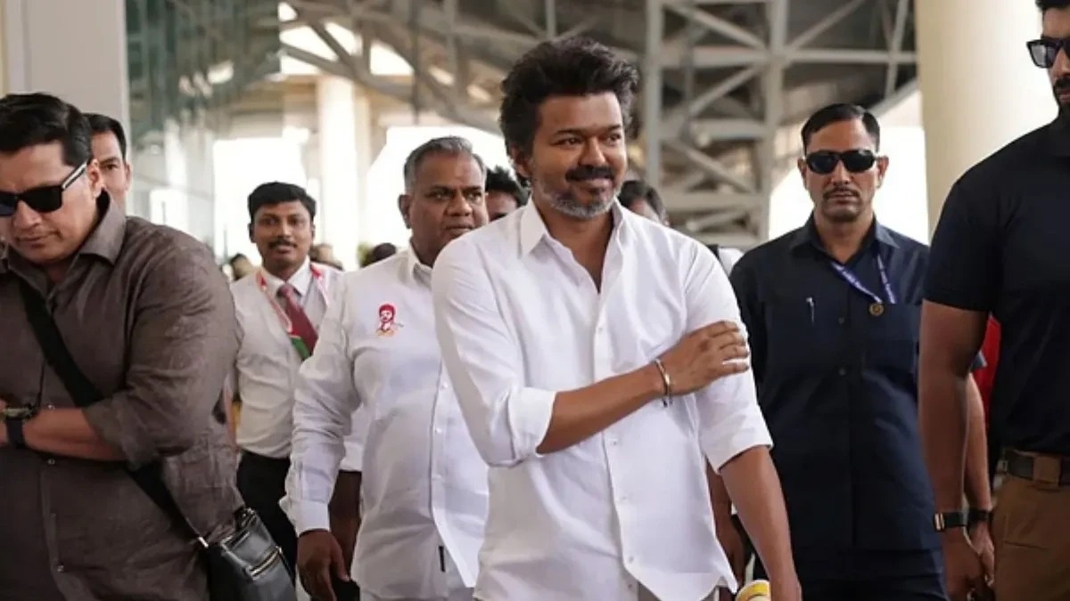 విజయ్: విజయ్‌ని చూడటానికి ప్రమాదకరమైన పని చేసిన టీవీకే కార్యకర్త! తుపాకీతో పట్టుకున్న సీఆర్‌పీఎఫ్