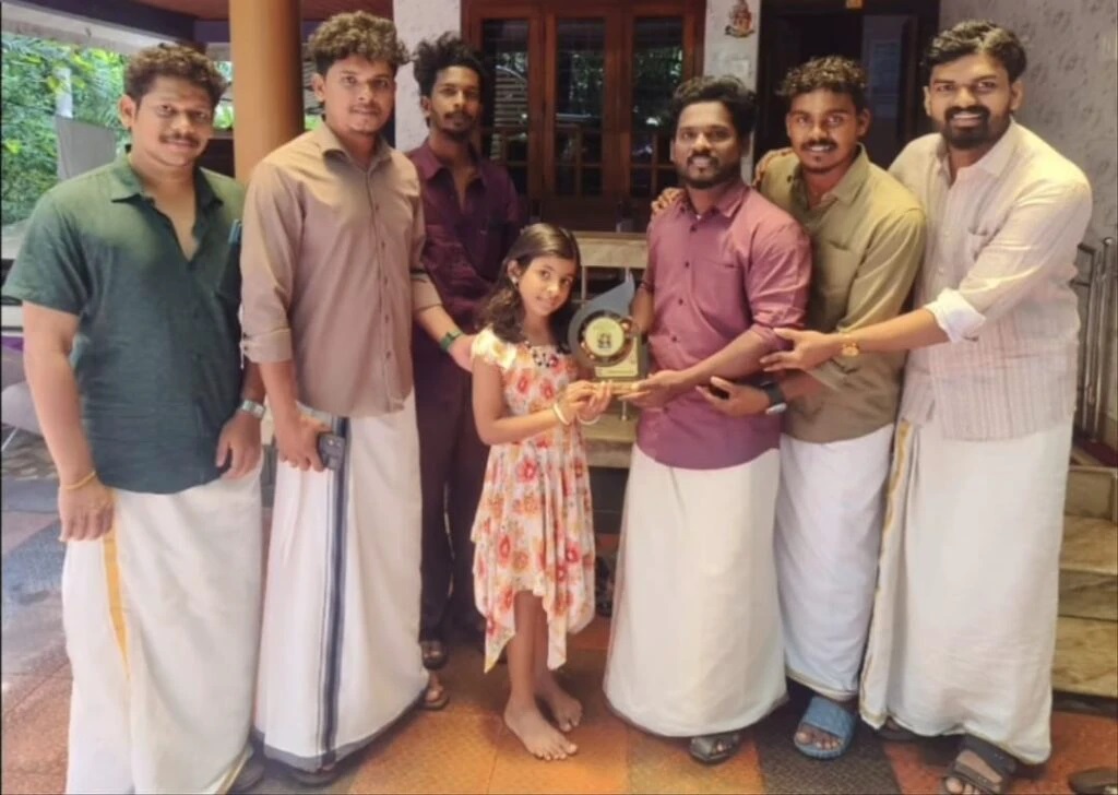 “సైకిల్‌తో ఆడుకుంటున్న పిల్లలు”. హఠాత్తుగా భయంకరమైన శబ్దం. బయటకు రాగానే గుంపుగా వెంటాడిన వీధి కుక్కలు. బాలిక ధైర్యం. వీడియో వైరల్..!!!