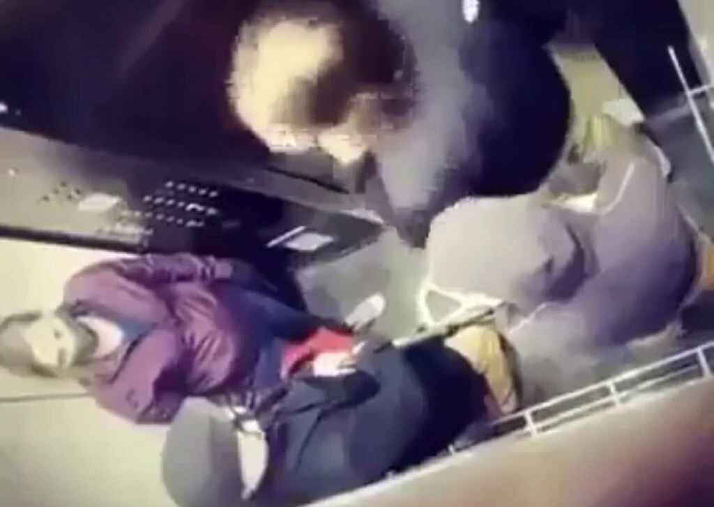 “ముసలాయన అని లైట్ తీసుకున్నావా?” లిఫ్ట్‌లో గొడవకు దిగిన వ్యక్తి.. చితకబాదిన 73 ఏళ్ల వృద్ధుడు!