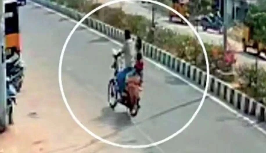తల్లి ఒడిలో నుండి జారిపడి 11 నెలల చిన్నారి మృతి.. బైక్‌పై వెళ్తుండగా జరిగిన ఘోరం!