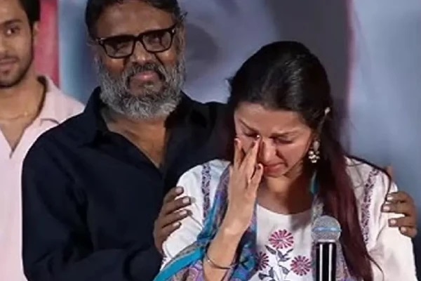 రాత్రిళ్లు నిద్ర పట్టడం లేదు.. స్టేజ్ మీద కన్నీరు పెట్టుకున్న భూమిక