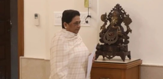 మాయావతి గెస్ట్ హౌస్ కాండలో అసలేం జరిగింది? బట్టలు చిరిగాయా, చంపేందుకు కుట్ర పన్నారా? మాజీ ఐపీఎస్ పుస్తకంలో అసలు నిజాలు