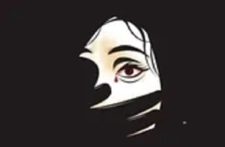 షాకింగ్: భార్యను రూ. 1,000కి అమ్మేసిన భర్త.. స్నేహితుల చేతిలో సామూహిక అత్యాచారం!
