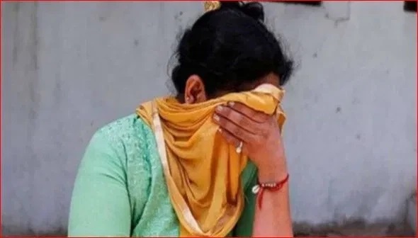 భార్యను “వదిన” అని పిలిచిన ప్రాణ స్నేహితుడు.. భర్త లేని సమయంలో గన్ పాయింట్లో బెదిరించి దారుణం. స్నేహితుడే చేసిన ద్రోహం!