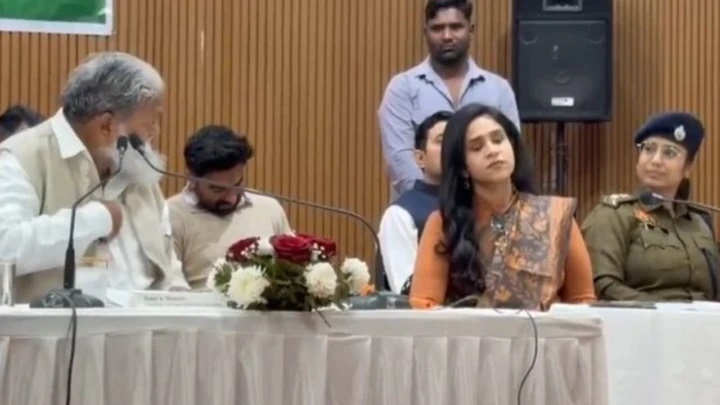 మంత్రి మరియు మహిళా ఎస్పీ మధ్య హోరాహోరీ వాగ్వాదం. ‘ఏఎస్‌ఐని  సస్పెండ్ చేయి’ అని అనిల్ విజ్ ఆదేశం.. నిరాకరించిన అధికారిణి; వీడియో చూడండి!