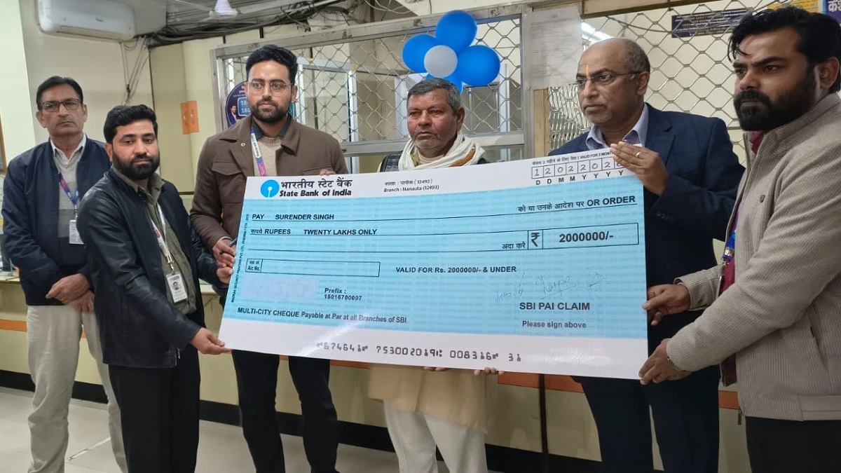 ఒక్కగానొక్క కొడుకు మరణం.. పేదరికంతో తండ్రి పోరాటం; బీమా గురించి తెలియకపోయినా బ్యాంక్ అధికారుల చొరవతో అందిన 20 లక్షలు