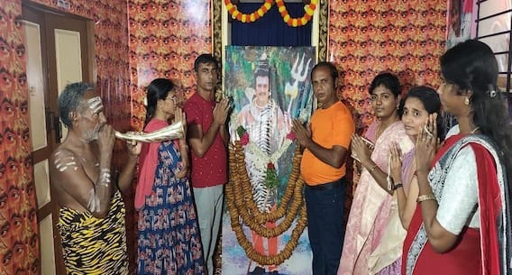 మదురై రజనీ ఆలయంలో శివరాత్రి పూజ.. 501 వడల మాల, 5 వేల ప్రత్యేక ఫోటోలు, 5 రకాల అభిషేకాలు