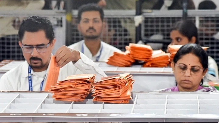 మహారాష్ట్ర జెడ్పీ & పంచాయతీ సమితి ఫలితాలు 2026: 351 స్థానాలతో మహాయుతి ఆధిక్యం, 76 స్థానాలకే పరిమితమైన ఎంవీఏ (MVA)