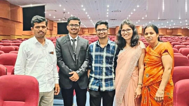 స్ఫూర్తిదాయక కథనం: కష్టపడి చదివి ముగ్గురు పిల్లలూ డాక్టర్లయ్యారు; తండ్రి స్వయంగా వంట చేస్తే, తల్లి రాత్రంతా మేల్కొని తోడ్పాటు!
