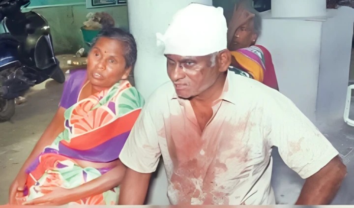 అర్ధరాత్రి నీళ్లు కావాలని అడిగి, దంపతులపై కొడవలితో దాడి చేసి 7 తులాల బంగారం, రూ. 1 లక్ష నగదు దోచుకున్న ముసుగు దొంగల ముఠా కోసం పోలీసులు గాలిస్తున్నారు.