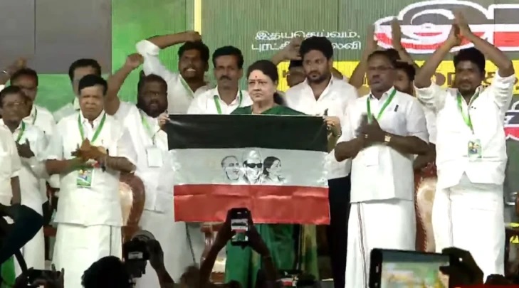 అన్నా, ఎంజీఆర్, జయలలిత చిత్రాలతో జెండా.. పసుం పొన్లో కొత్త పార్టీని ప్రకటించిన శశికళ!