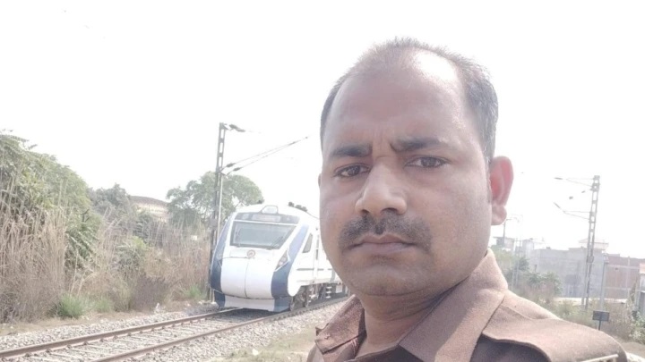 వందే భారత్ భద్రత మరింత కట్టుదిట్టం; ప్రతి కిలోమీటరుకు ఒక జవాన్; రైలు వెళ్లేటప్పుడు వాట్సాప్ గ్రూపులో సెల్ఫీ పోస్ట్ చేయడం తప్పనిసరి