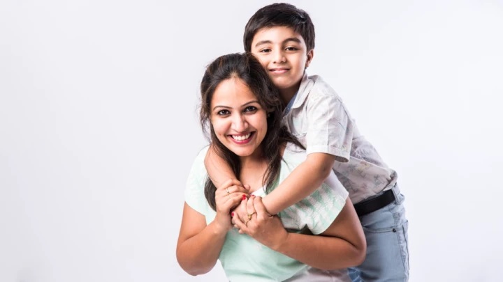 నా 7 ఏళ్ల కొడుకు ఆటలో భాగంగా నా ఎద భాగాన్ని (Breasts) తాకుతున్నాడు, అతనికి సెక్స్ ఎడ్యుకేషన్ ఇవ్వాలా? నిపుణుల సమాధానం