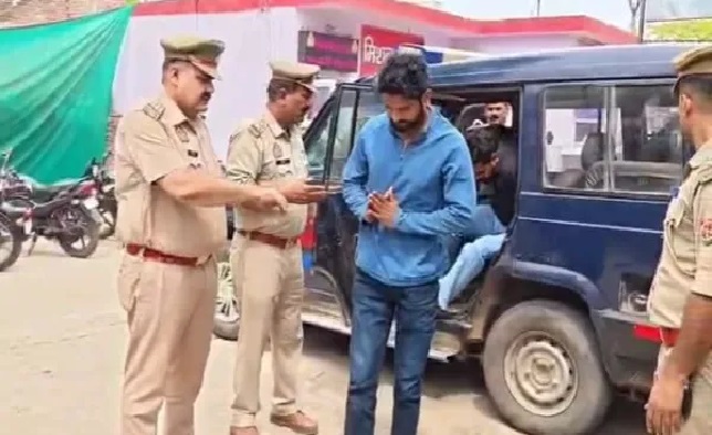కాల్పులకు పాల్పడ్డవారికి పోలీసులు నేర్పిన ‘గుణపాఠం’: జీపులో నుండి కుంటుతూ బయటకొచ్చిన యువమోర్చా నాయకుడి ముఠా