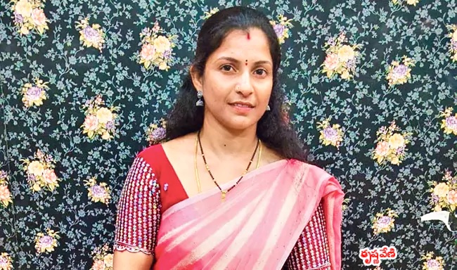 “కృష్ణా.. భయం వేస్తోందా? సరిగా ఉరేసుకో.. సరిగా బిగించుకో” అంటూ నవ్వుతూ వీడియో తీశాడు: భార్య ఆత్మహత్యపై భర్త కర్కశత్వం!