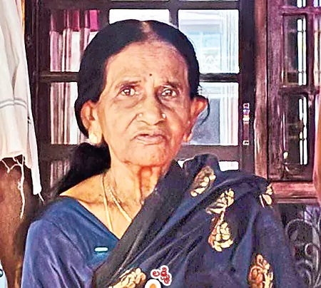 ఒంటరి పోరాటం.. కన్నతల్లి శవంపై పెంపుడు పిల్లుల దాడి: మందమర్రిలో విషాదం
