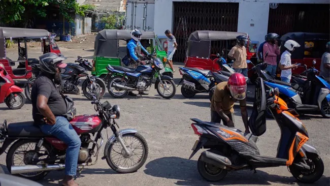 మళ్లీ ఇంధన కష్టాలు: కార్లకు 15, బస్సులకు 60 లీటర్లే పరిమితి!