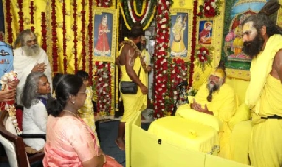 తెల్లవారుజామునే ప్రేమానంద్ మహారాజ్ ఆశ్రమానికి రాష్ట్రపతి ద్రౌపది ముర్ము..