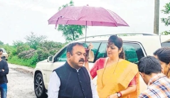 మాజీ నావికుడు అశోక్ ఖరాత్: అత్యాచార ఆరోపణలు ఎదుర్కొంటున్న వ్యక్తి, ₹100 కోట్ల ఆస్తి ఉన్న జ్యోతిష్కునిగా ఎలా ఎదిగాడు?