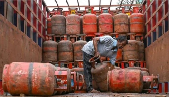 LPG గ్యాస్ బుకింగ్ సమయంలో భారీ మార్పులు! ఇకపై రోజంతా బుకింగ్ చేసుకునే అవకాశం ఉండదు; కొత్త టైమ్-టేబుల్ ఇదే