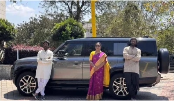 డిఫెండర్ కారుతో ప్రేమలత పోజులు.. డీఎంకేకు అవసరం లేని తలనొప్పిగా DMDK? నెటిజన్ల ఫైర్