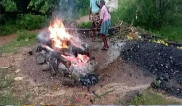 మండుతున్న చితిలో పడి వృద్ధుడి మృతి.. తండ్రి అని తెలియకుండానే నిప్పు పెట్టిన కొడుకు!