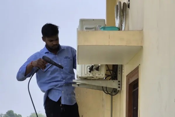 ఏసీ సర్వీసింగ్ కోసం మెకానిక్ వచ్చారా? అయితే ఈ ప్రశ్నలు తప్పక అడగండి.. మీ డబ్బు ఆదా అవుతుంది!