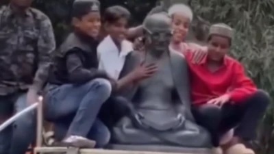 యూపీలోని బరేలీలో గాంధీజీ విగ్రహంపైకి ఎక్కి యువకుల అసభ్య చేష్టలు.. వీడియో వైరల్