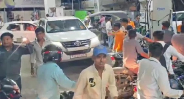 వైరల్ వీడియో: ‘8 లీటర్ల ఎక్స్ట్రా డీజిల్’ కోసం కారును ఊపి, ఎగిరి దూకిన రాజస్థాన్ వ్యక్తి!