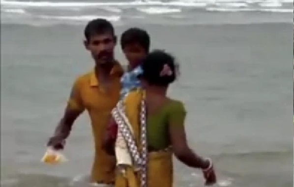 “మత్తులో ఏం చేస్తున్నావో తెలియదా?” కొడుకుతో కలిసి సముద్రంలోకి వెళ్లిన వ్యక్తి.. భార్య అదిరిపోయే రియాక్షన్.. వైరల్ వీడియో..!!