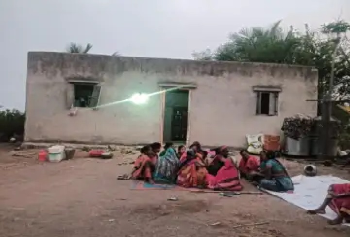 మద్యం మత్తులో తండ్రి అమానుషం: కుమార్తెలను పైకప్పుకు వేలాడదీసిన వైనం; ఒకరు మృతి, మరొకరి పరిస్థితి విషమం!