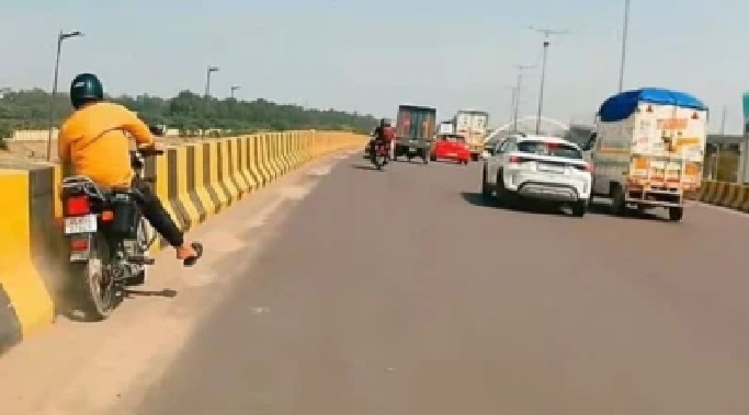 కదులుతున్న కారు నుండి చిన్నారి విసిరిన వాటర్ బెలూన్: తృటిలో తప్పించుకున్న బైకర్, వైరల్ వీడియోపై స్పందించిన ఢిల్లీ పోలీసులు.