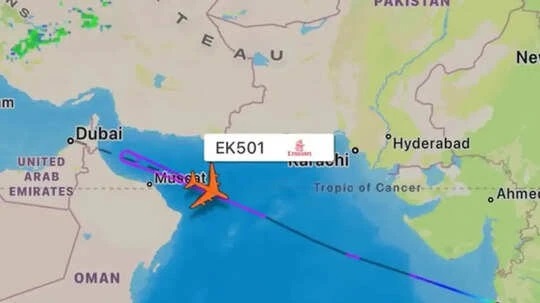 ముంబై-దుబాయ్ ఎమిరేట్స్ విమానం వెనుక మిసైల్? ఆకాశంలో ‘డబుల్ రివర్స్’.. ఉత్కంఠ రేపిన అరుదైన దృశ్యం!