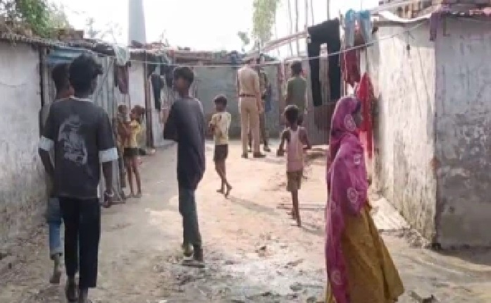 రాత్రి వేళ కార్మికుడి భార్య, కూతుర్ని గదికి రమ్మన్న బట్టీ యజమాని.. పంపనందుకు కాల్పులు!