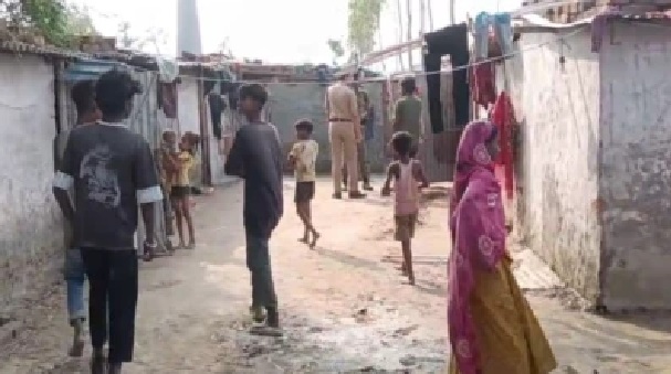 రాత్రి వేళ కార్మికుడి భార్య, కూతురిని తన గదికి రమ్మన్న బట్టీ యజమాని; నిరాకరించినందుకు మహిళపై కాల్పులు!