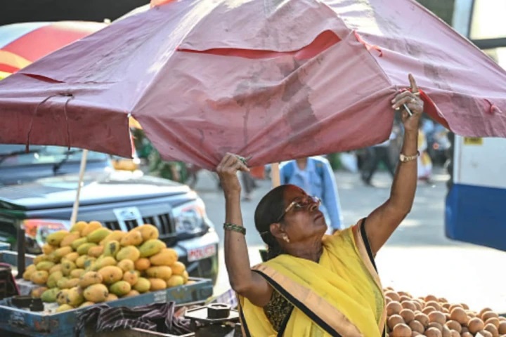 బెంగళూరులో 30°C దాటిన ఉష్ణోగ్రతలు; కర్ణాటకకు తీవ్రమైన ఎండల హెచ్చరిక మరియు వేసవి జాగ్రత్తలు జారీ చేసిన ఐఎండి (IMD)