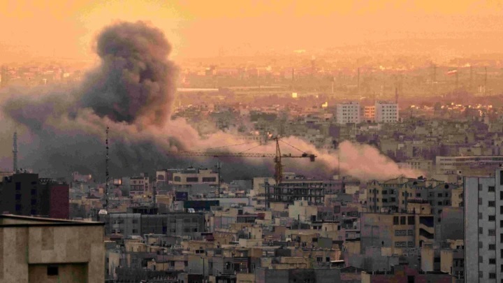 దీర్ఘకాలిక యుద్ధానికి సిద్ధం: అత్యాధునిక ఆయుధాలను ఇంకా వాడలేదని ఇరాన్ హెచ్చరిక