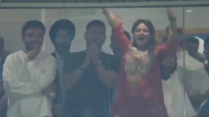 భారత్ vs ఇంగ్లాండ్ 2వ సెమీఫైనల్: బుమ్రా వేసిన డాట్ బాల్‌కే ఎగిరి గంతేసిన సాక్షి.. ధోనీ ఏమన్నాడంటే “కూర్చో, కూర్చో!”