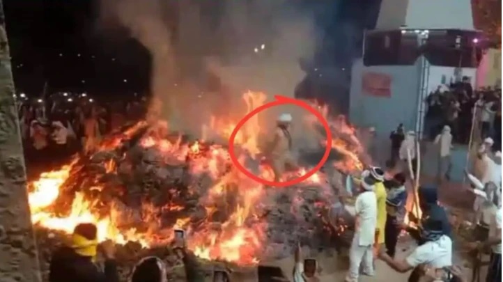 ఈయనే ఈ కాలపు ప్రహ్లాదుడా..? 30 అడుగుల ఎత్తున ఎగసిపడుతున్న అగ్ని కీలలు – 20 అడుగుల దూరం.. అల్వోకగా దాటి వచ్చిన వ్యక్తి..!!