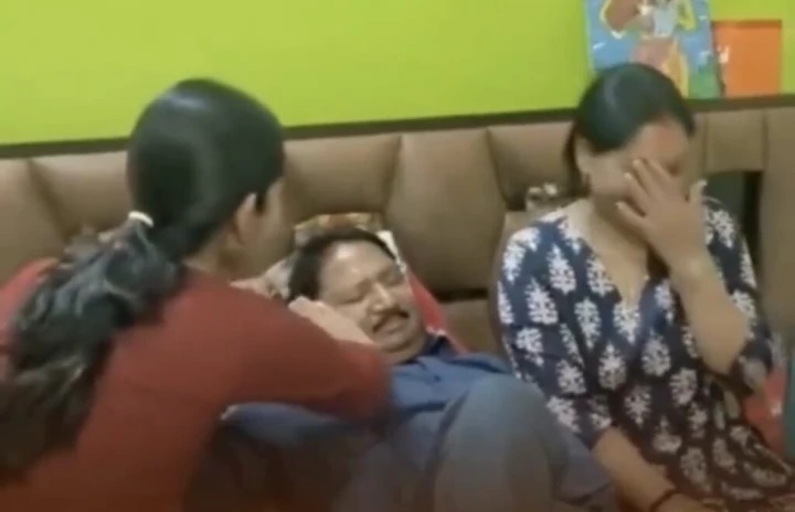 “నేను గెలిచాను నాన్నా!” ఇండియన్ బ్యాంక్‌లో ఉద్యోగం సాధించిన కూతురు.. కన్నీరు పెట్టుకున్న తండ్రి.. వైరల్ అవుతున్న హృదయాలను కదిలించే వీడియో..!!