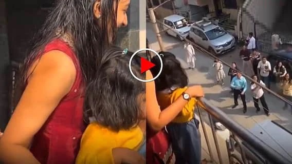 ప్రేమను తెలపడానికి ఏకంగా ఊరేగింపుగా వెళ్లిన ప్రేమికుడు.. యువతి ఇంటి ముందు కుటుంబంతో కలిసి డాన్స్! వీడియో వైరల్