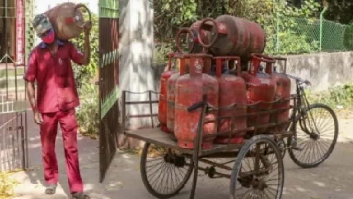 గ్యాస్ సిలిండర్ వినియోగదారులకు కేంద్రం కీలక ప్రకటన! వెంటనే ఈ పని పూర్తి చేయండి.. లేదంటే ఇబ్బందులే!