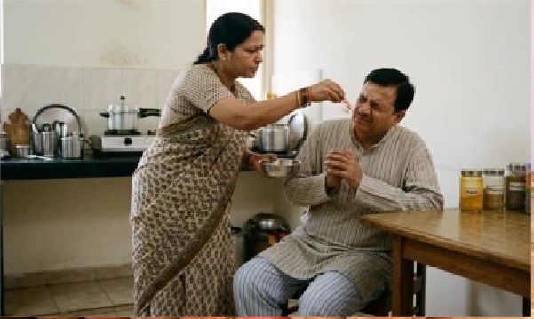 పరాయి వ్యామోహంలో భార్య కిరాతకం! పక్కింటి వాడితో సంబంధం.. అడ్డుగా ఉన్నాడని భర్త కళ్లలో కారం కొట్టి, విషమిచ్చి..!!