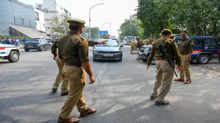 ఘోరం: తండ్రి అంత్యక్రియలు ముగించుకుని షాపుకు వచ్చిన యజమాని; ఫ్రిజ్ తెరవగానే వణికిపోయిన వైనం
